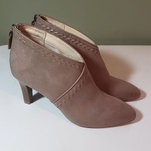 NWOT Life Stride Tan Heels